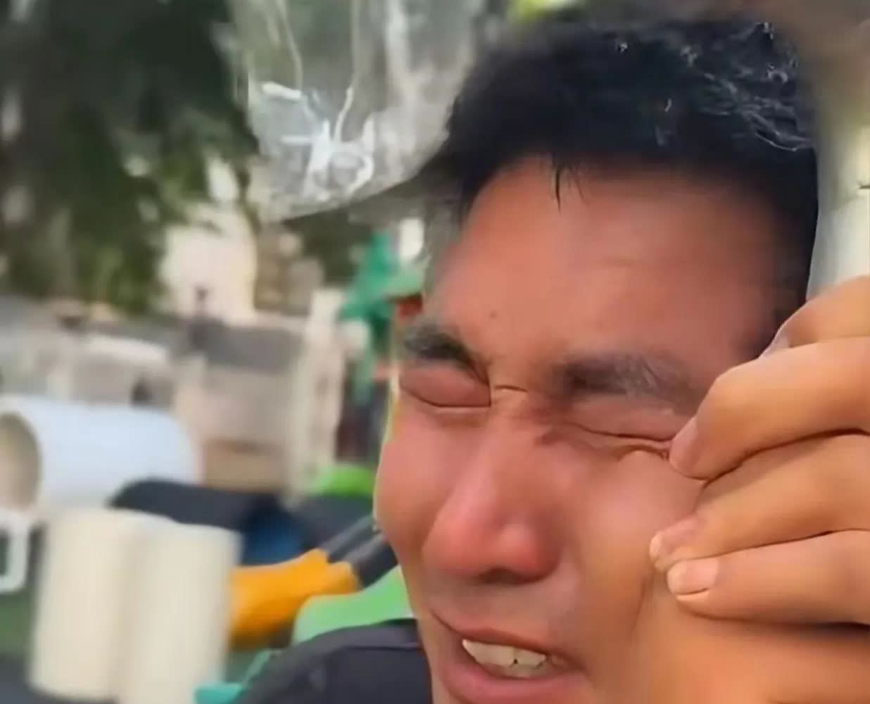 今天开学第一天，见惯了幼儿园门口第一天上学的小朋友哭，还是第一次见到有家长哭的稀