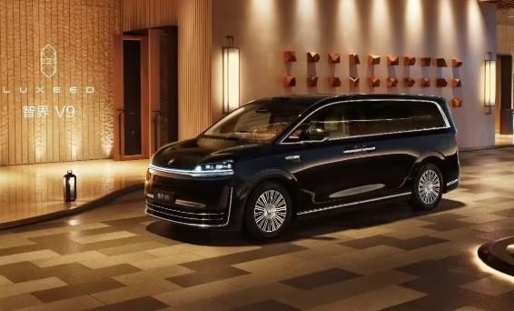 鸿蒙智行官方公布了首款MPV智界V9内饰更多细节。主打三款配色，绒霞紫、韶华杏