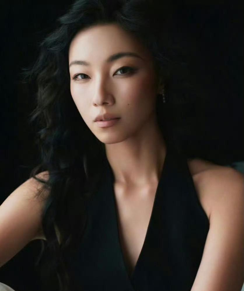 你见过用骨头抢戏的演员吗？一个越剧演员，用11天，接住了吴京和李连杰的刀。电