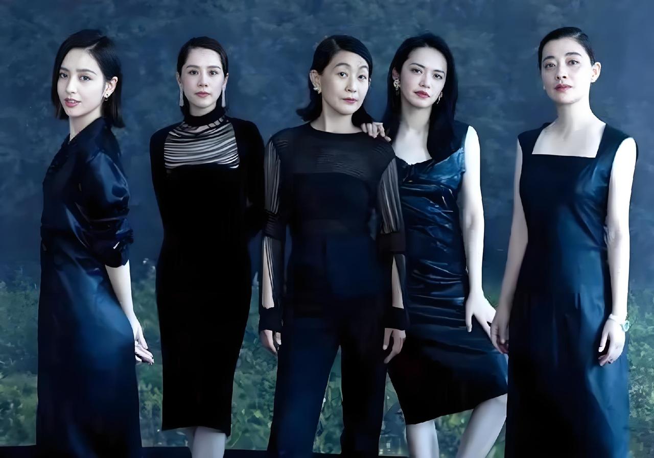 我觉得，还是左一和右二的美女好看。