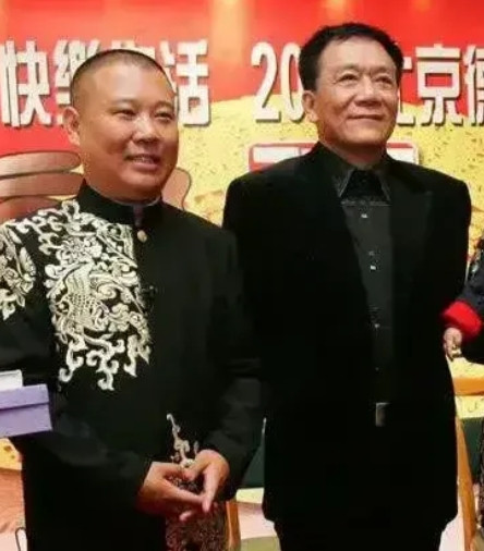 2004年，郭德纲快坚持不下去了，有天侯耀文找到他，递给他一个存折：“这里面有5