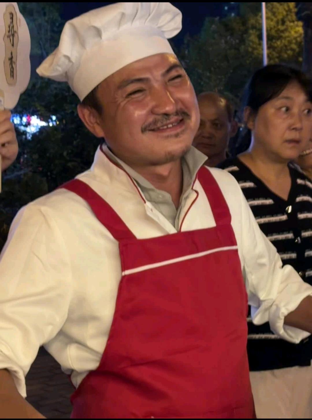 合肥一炒饭摊主因长相酷似沈腾爆火！这都不用说长得像了，这放在一起很多人都分不