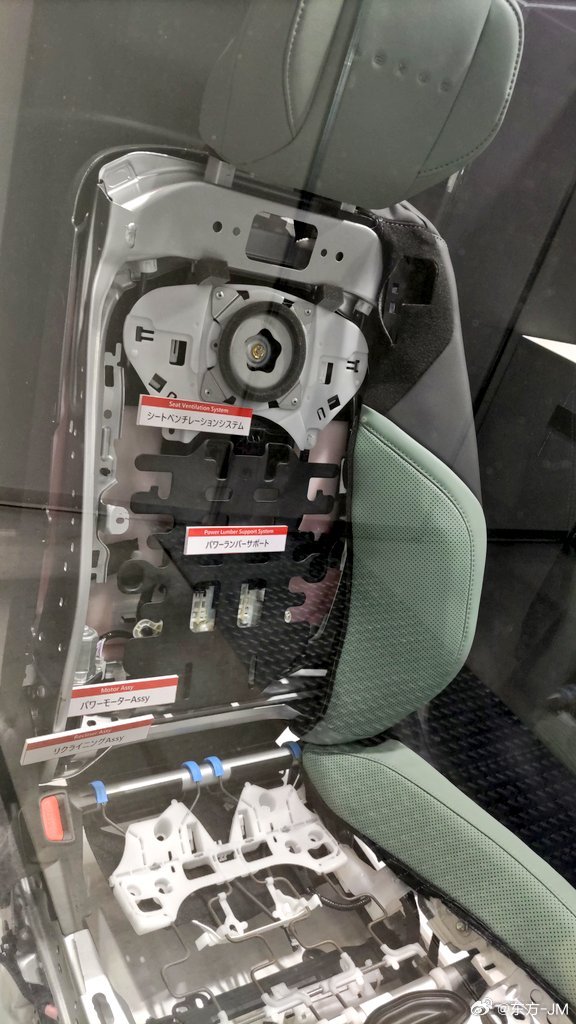 丰田纺织展示了雷克萨斯ES中国版的座椅和门板部件细节。丰田纺织不止造汽车座椅，也