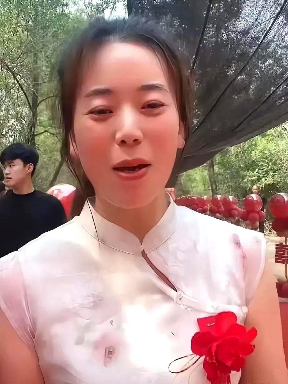 傻大妮儿子结婚了！婚礼现场热热闹闹的，亲戚朋友都夸新娘子水灵。你发现没，