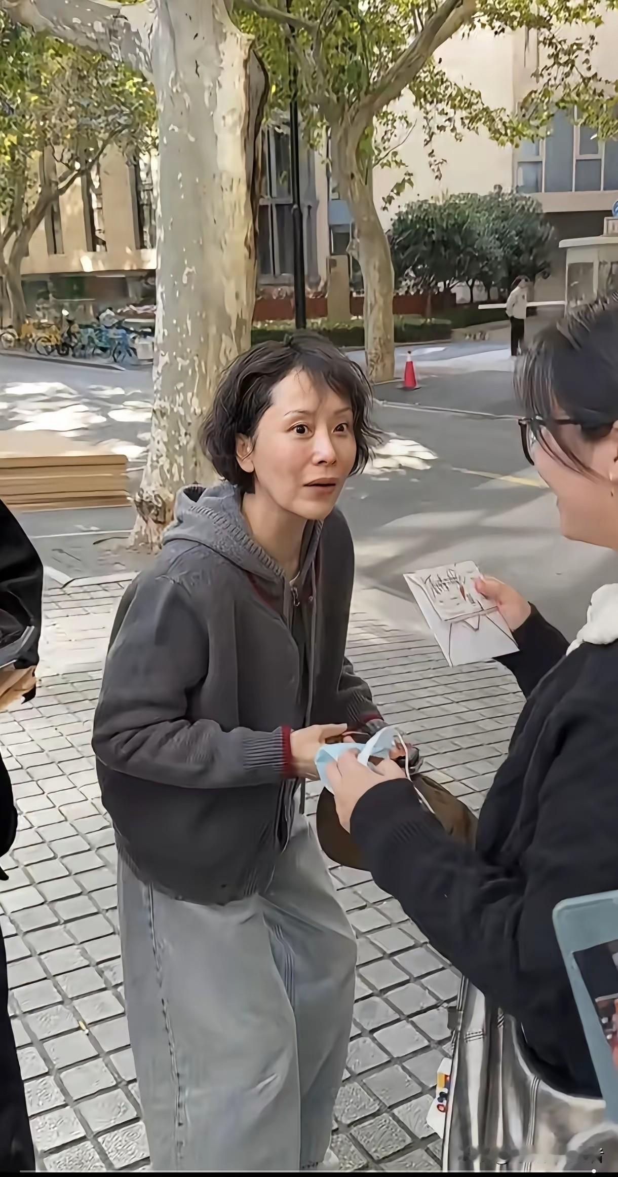 海清也太瘦了，要不是路人的相机真的看不出来。海清真的演了好多有教育意义的家庭剧