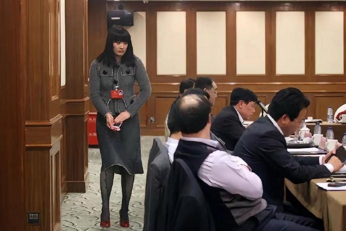 终于知道为什么20多岁时的宗馥莉，看起来苦苦的，走起路还畏畏缩缩？原来是真的苦，