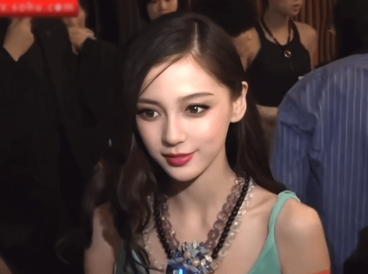 Angelababy小海绵自拍就是这样，美的轻而易举啊女娲毕设出现了，看到bab