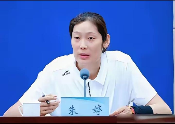 越看越无奈！中国女排如今的被动局面，完全是一步步亲手葬送，属实可惜！当初排协与主
