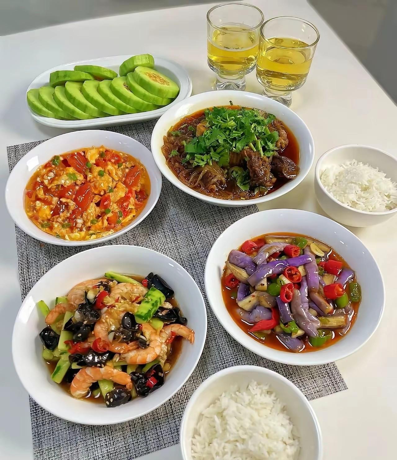今天整了一桌好吃的！有虾仁炒黄瓜黑木耳、番茄炒蛋、牛肉粉条、炒茄子，每道菜都超下
