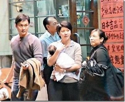 不管是袁咏仪还是许秋怡，在娃还小的时候，她们的状态都挺家庭主妇的。