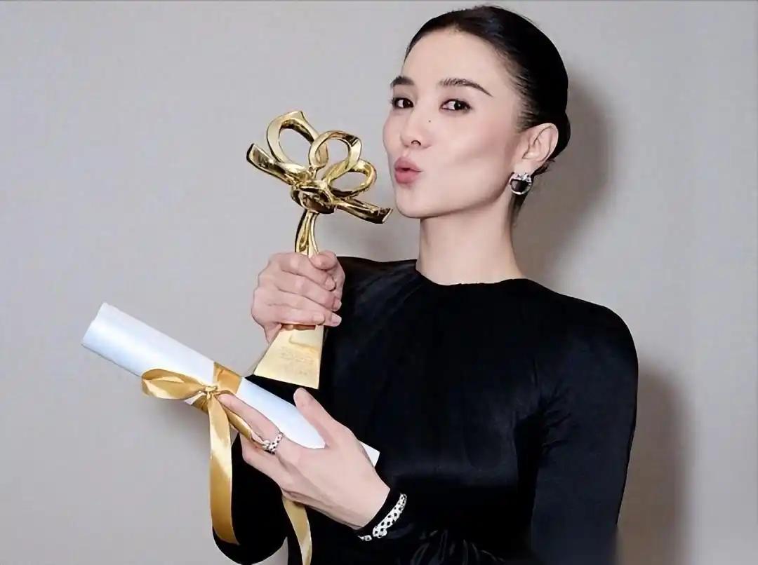 宋佳传来喜讯！2月1日，多家权威媒体报道了一则关于宋佳的喜讯，那就是45岁的宋佳