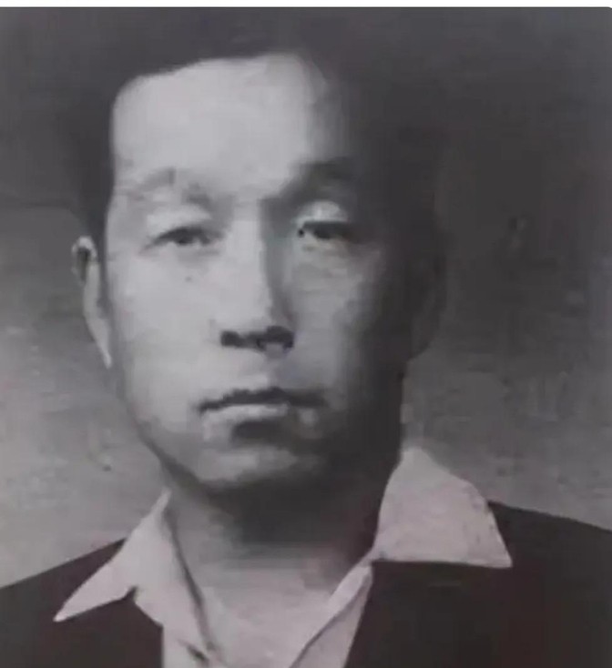 1958年，解放军在西藏剿匪时期，一名解放军却叛变加入了西藏叛军。解放军曾悬赏4