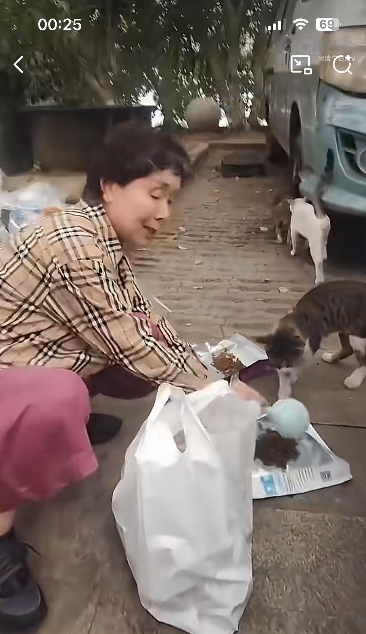 街头偶遇的这个大妈，每个月要把退休金的一大半拿来喂流浪猫狗，她说要花费差不多3