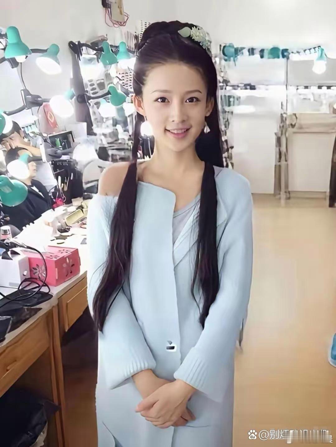 李沁真的是从小美到大的典范！童年照就灵气逼人，长大后更是气质出众，这颜值和气质真