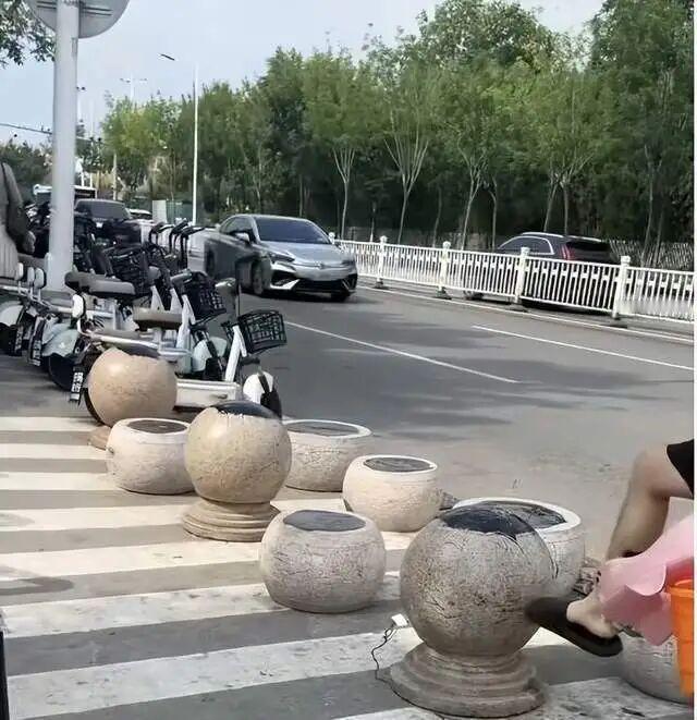 7月25日，前往山东日照游玩的游客发布实拍视频吐槽，第三海水浴场西门外侧十