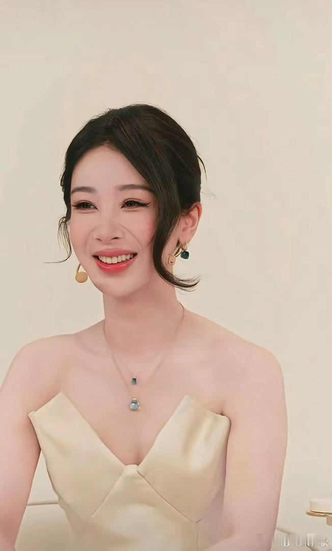 杨紫的鼻子怎么了，笑起来外翻太严重了吧…