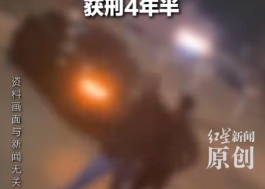 贵州，一放荡女人同时交往两个男友，先跟一个男友去酒店里激情的缠绵，运动过后，女人