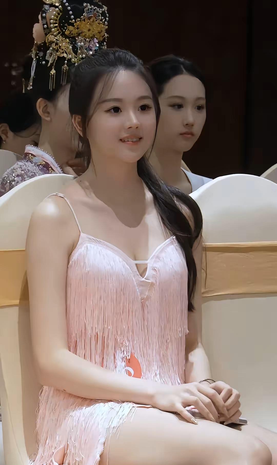 180cm广西女大学生夺冠，生图比精修还惊艳，网友：终于不是网红脸了！你见过