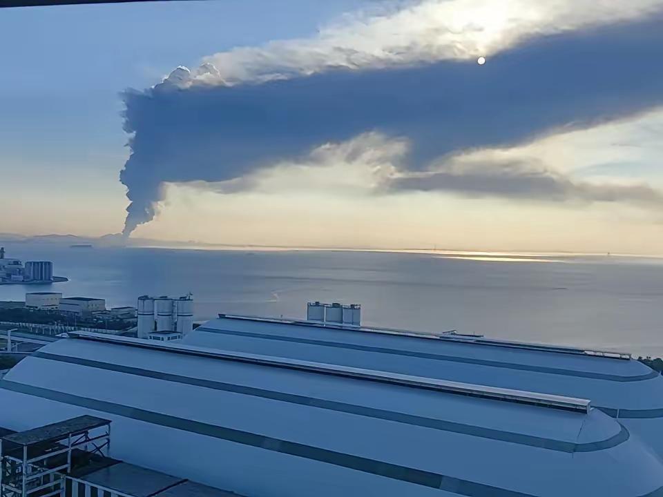 王铎：青岛黄岛一公司仓库，今天下午五时许，发生大火。目前，火势仍然很猛，烟火滚滚