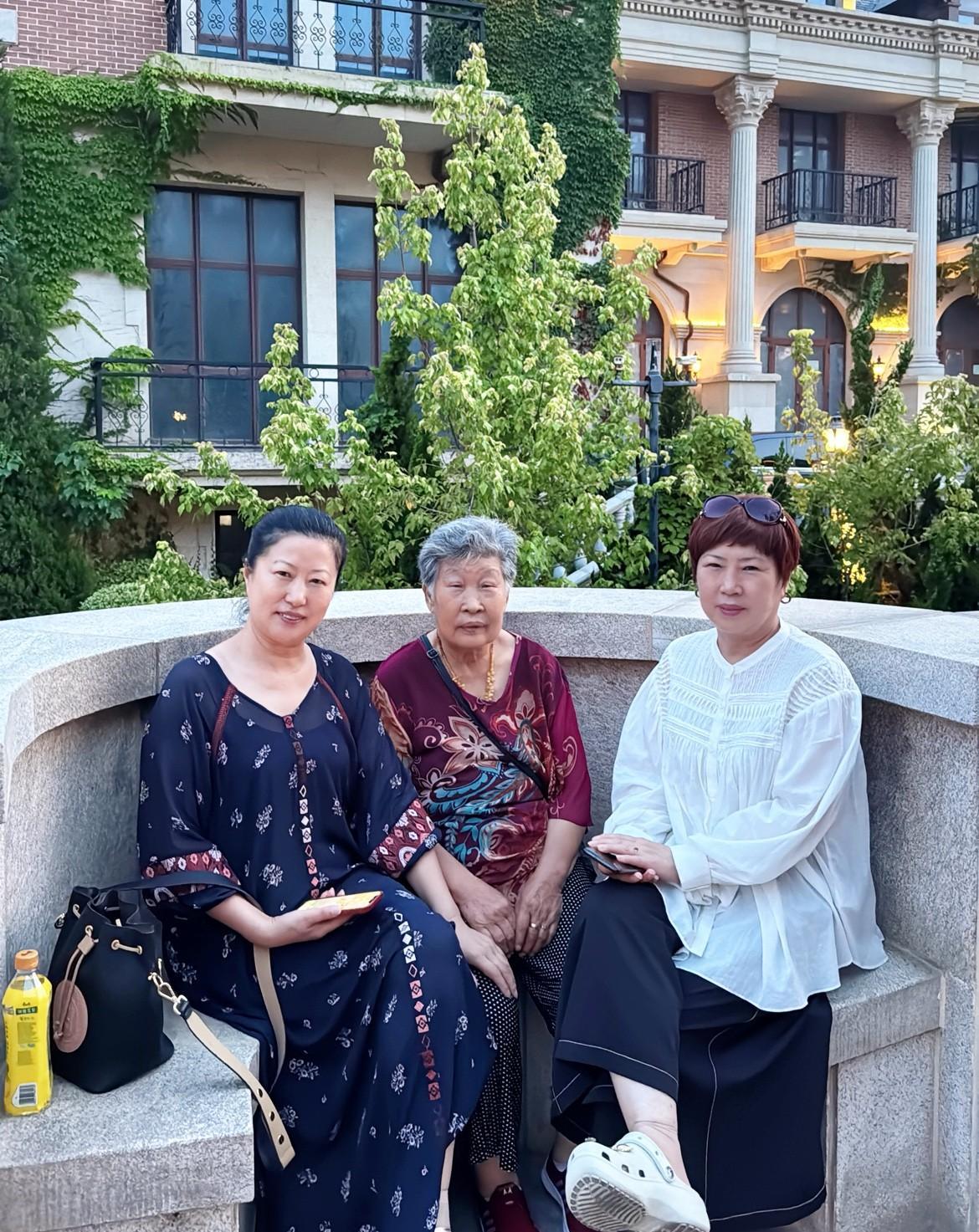 我是1965年出生，60岁。刚才妹妹给我打电话，告诉我明天她领着妈妈上我家来，
