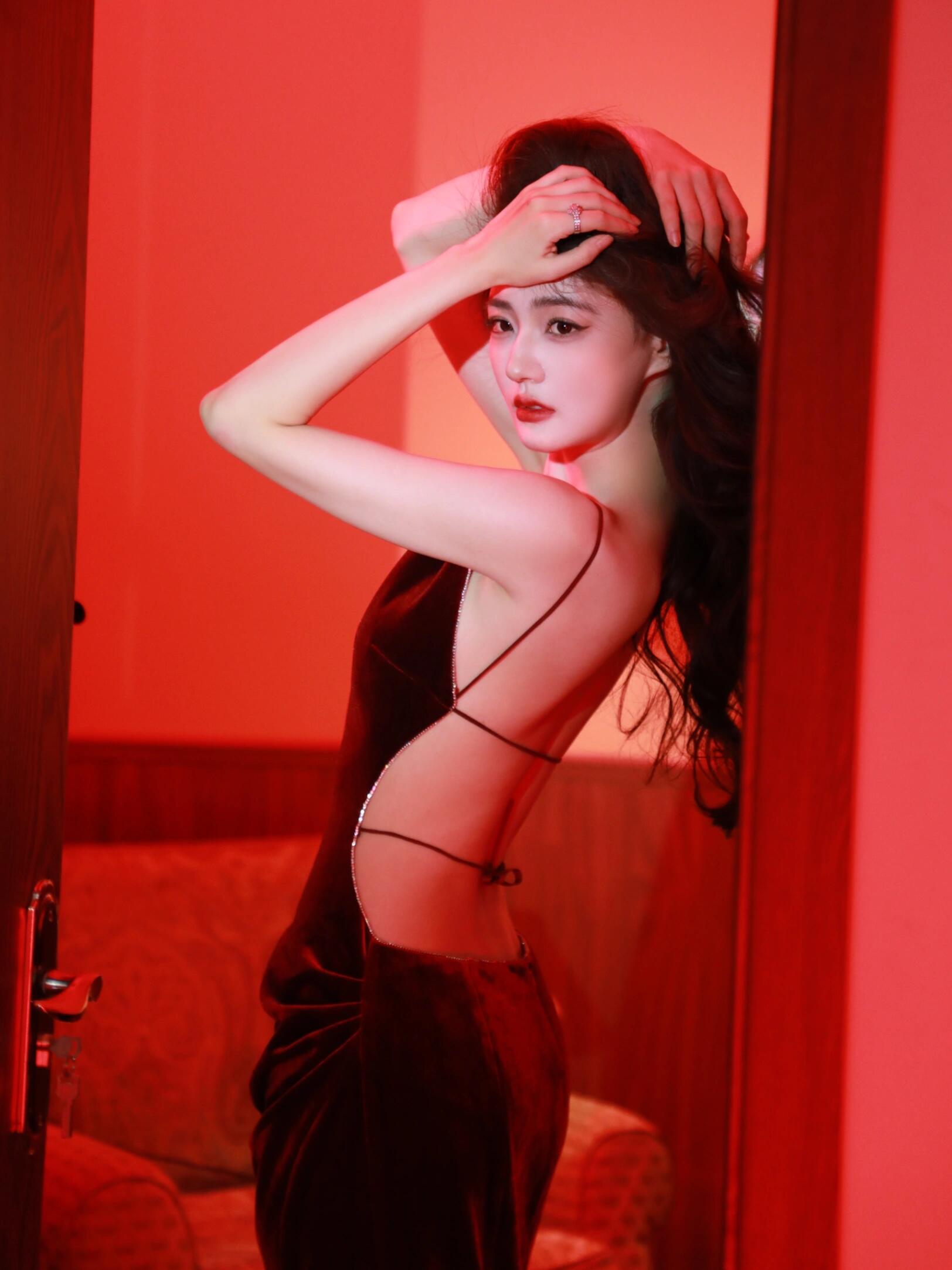 徐璐复古港风大片！这美背直接看呆😳璐璐身穿一袭酒红露背丝绒连衣裙，火辣又高级，