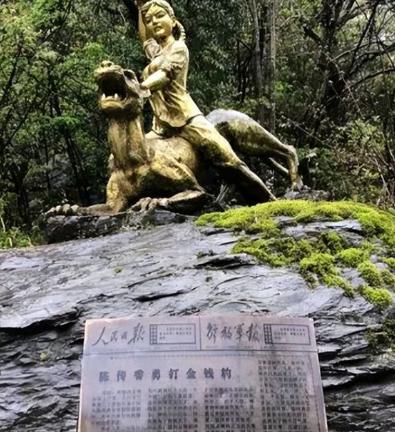 1975年，湖北神农架，几名妇女正在田里干农活的时候，一位妇女突然因为内急跑向了