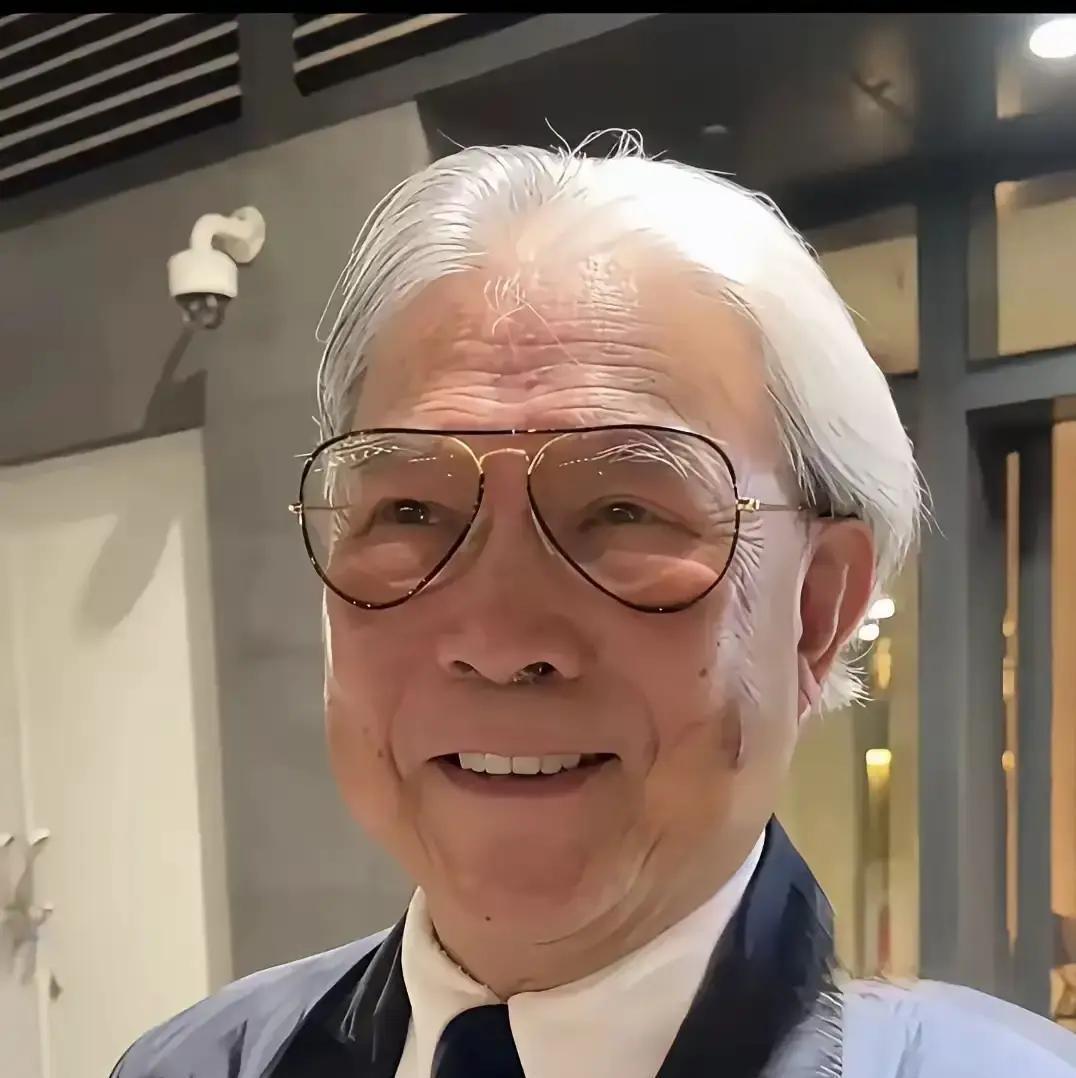 昨晚跟在香港做家私生意的朋友吃饭。他抿了口酒摇头感慨。豪门最怕的不是没钱花，是