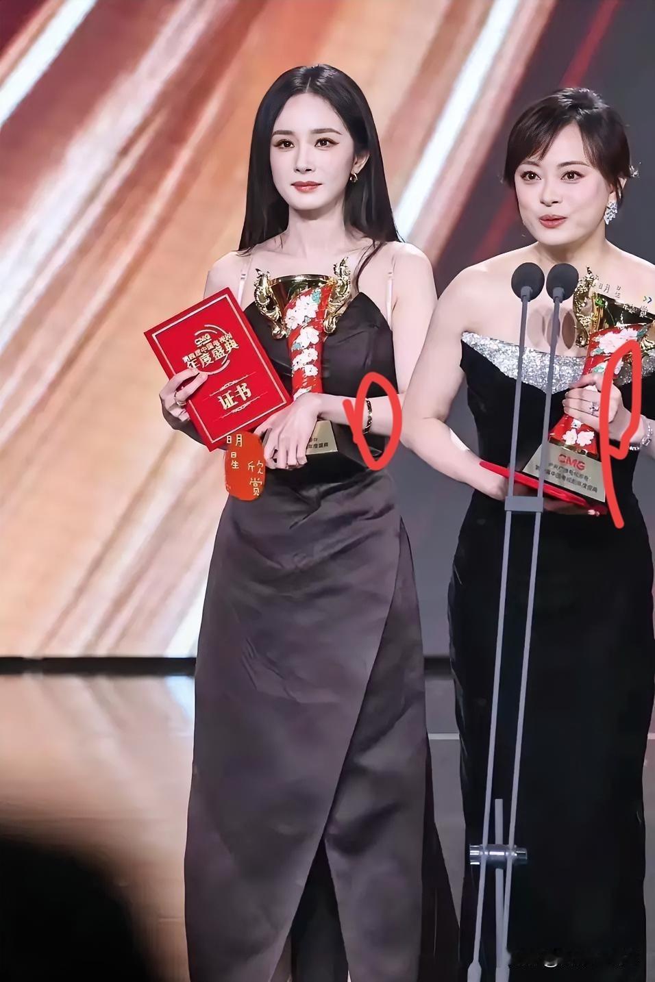 两位女神同台颁奖🏆，不一样的穿戴，不一样的人，论个子杨幂比孙俪高，论资历孙俪比