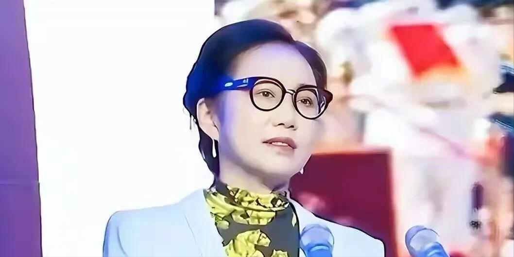 懂了周晓萍那三次豪赌的底牌，就知道她为什么敢对应届生“下狠手”了——她赌的不是运