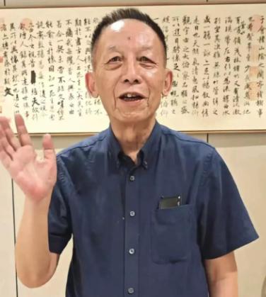 41岁的武汉大学副教授易中天递交完辞职信，头也不回地走了：“在这里待11年，连个
