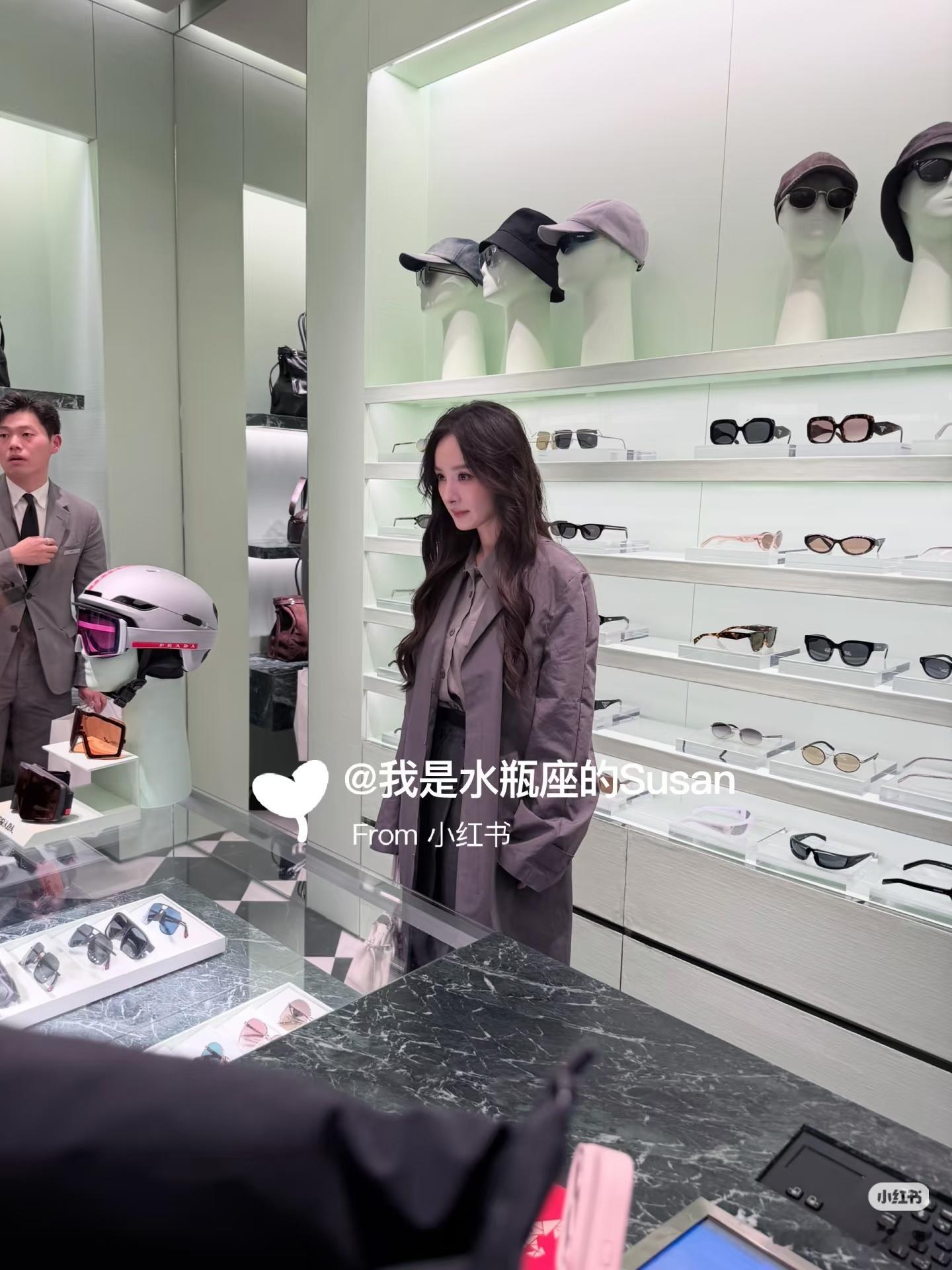 捡到两张动图无敌了无敌了无敌了cr水印杨幂prada品牌代言人杨幂穿Prad