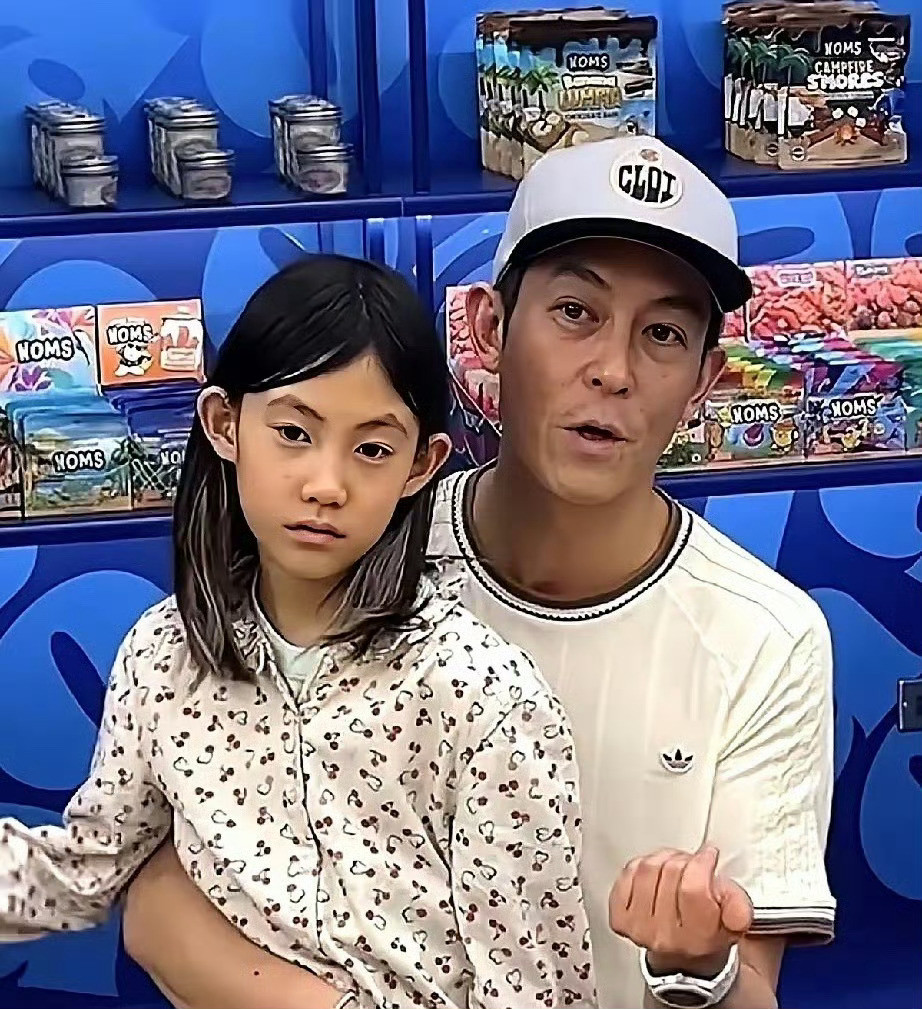 陈冠希女儿颜值基因好神奇陈冠希女儿和妈妈在一起时看起来和妈妈一模一样，和爸爸在一