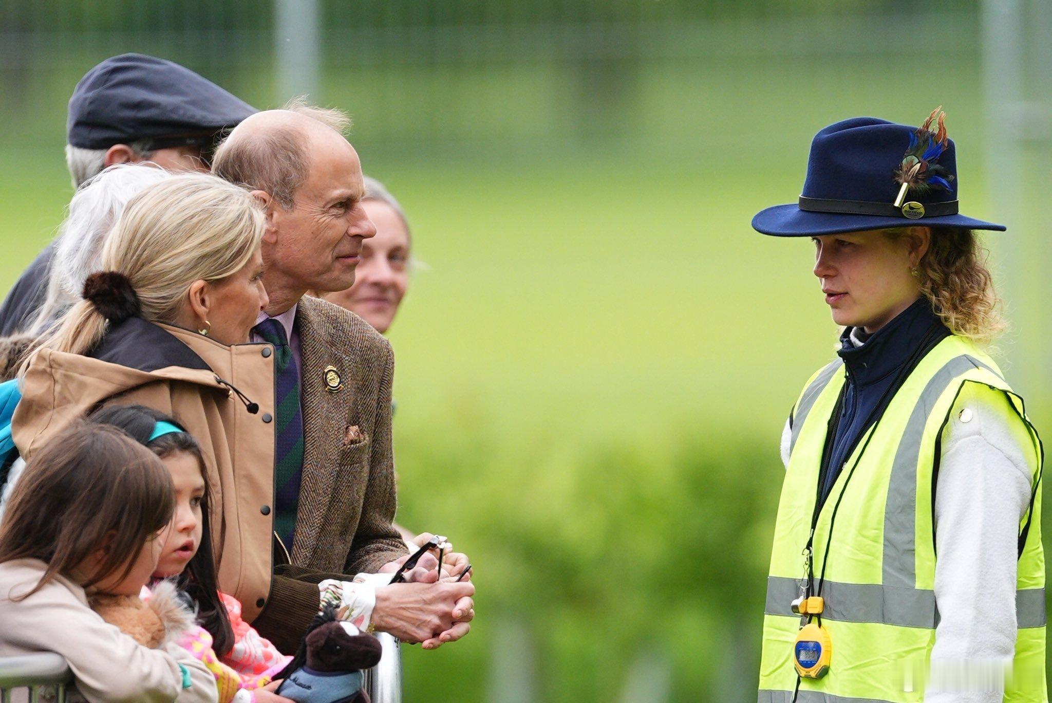 英国王室🇬🇧这两天，查尔斯国王和爱丁堡公爵夫妇、露易丝小姐出席温莎马展活动。