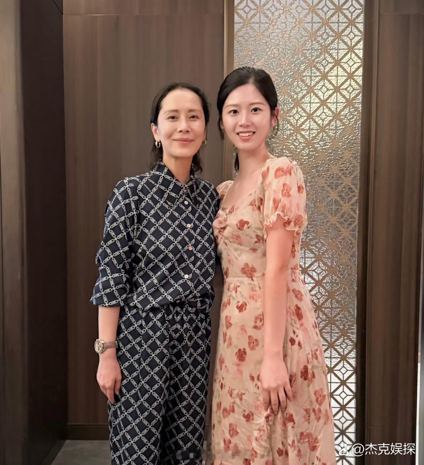 48岁海清带19岁儿子和长辈们一起聚餐，她的打扮老气，脸部素颜，脸色看起来好憔悴