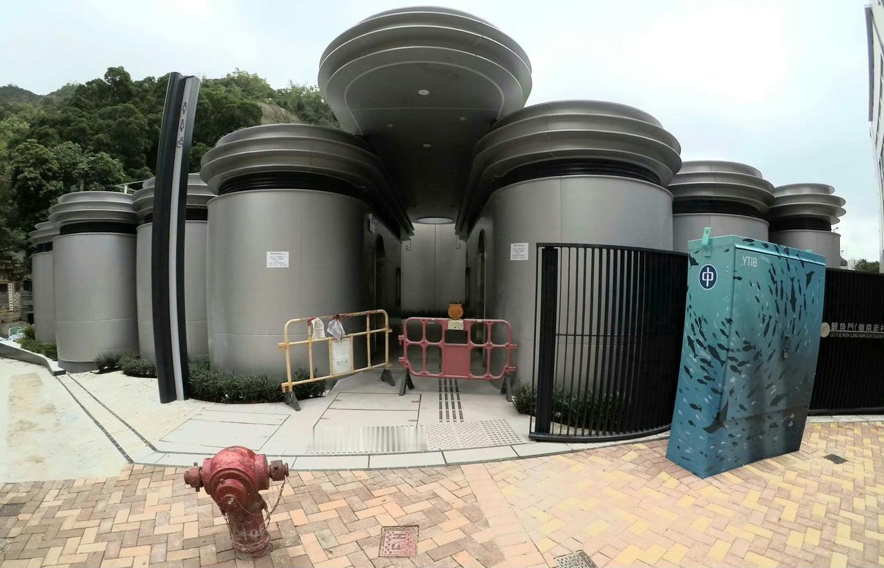 香港一个造价3480万港元的公厕遭到市民的吐槽，造型像一堆垃圾桶，造价堪称天价，