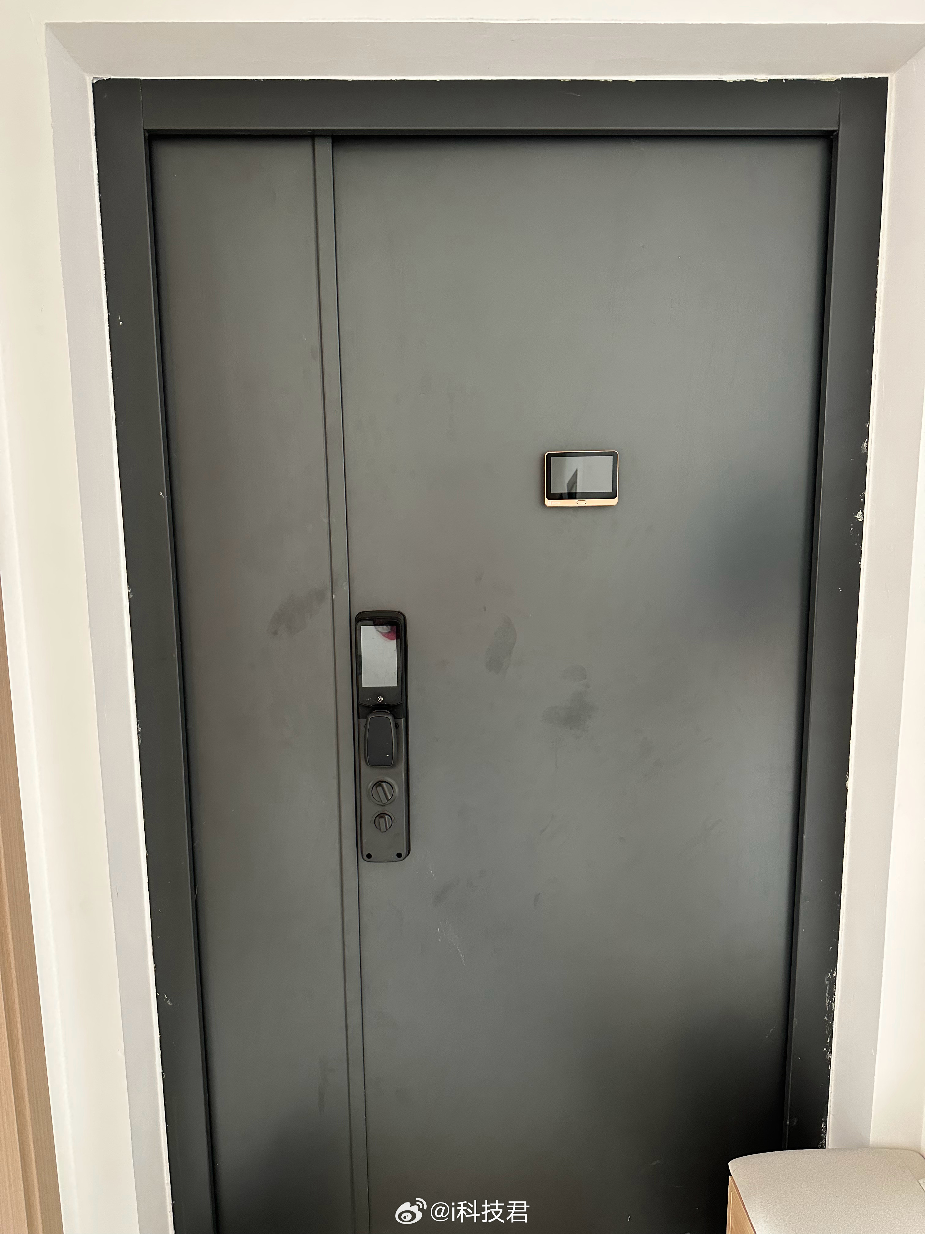 开发商自带的入户门给降低配置了，安装还有问题，门关不严，又漏风又隔音，楼道说话屋