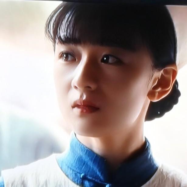 《八千里路云和月》这段剧情着实揪人心弦。武汉失守后，通讯兵带来军情，告知医院需自