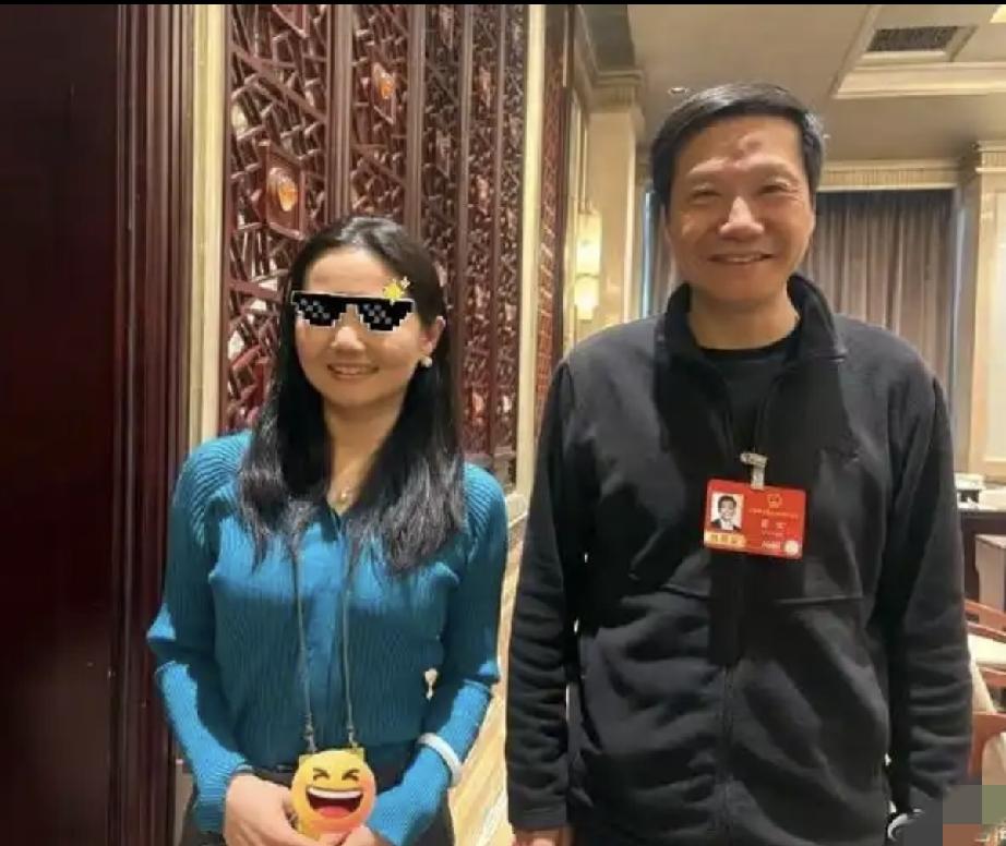 雷军跟谁合影，都主打一个低调。和美女合影的雷军，妥妥一位谦谦君子；和帅哥合影