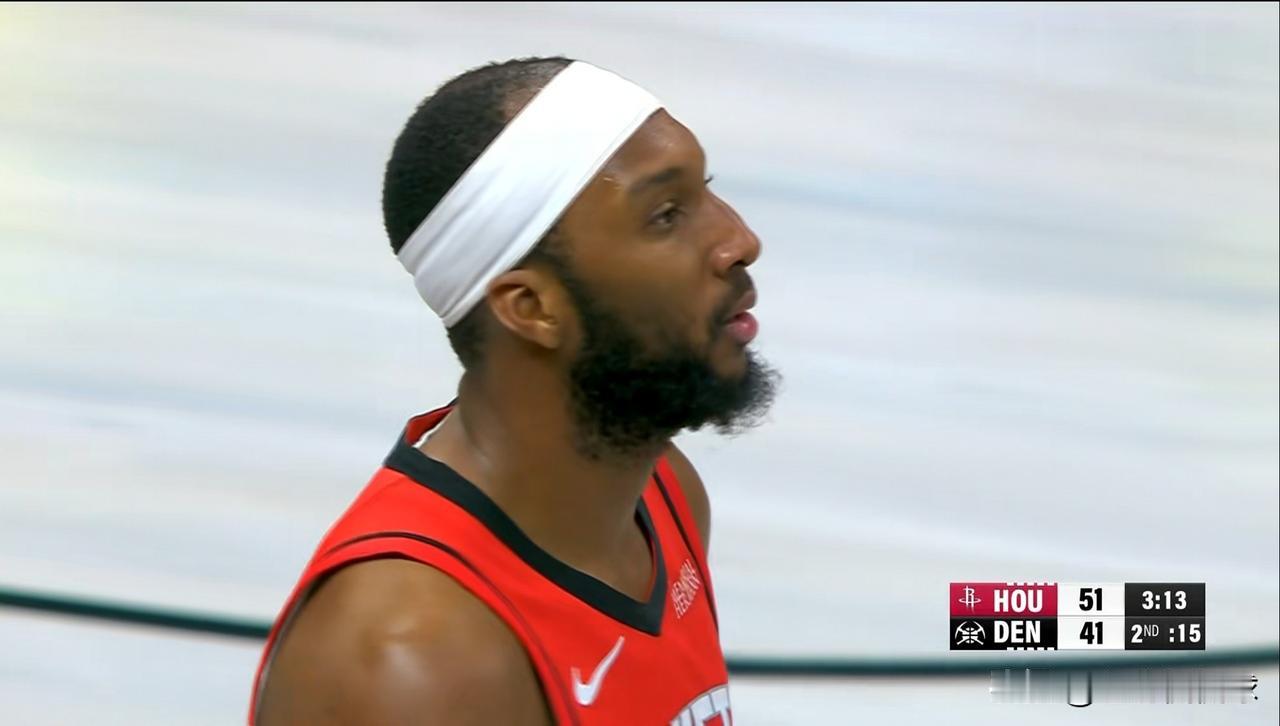 火箭大将奥科吉又爆发了！在今天进行的火箭和掘金的上半场比赛中，奥科吉首发出战15