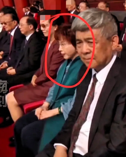 洪秀柱在现场，怎么看起来闷闷不乐的样子？头也不抬，低头往地上瞅，也可能若有所思！