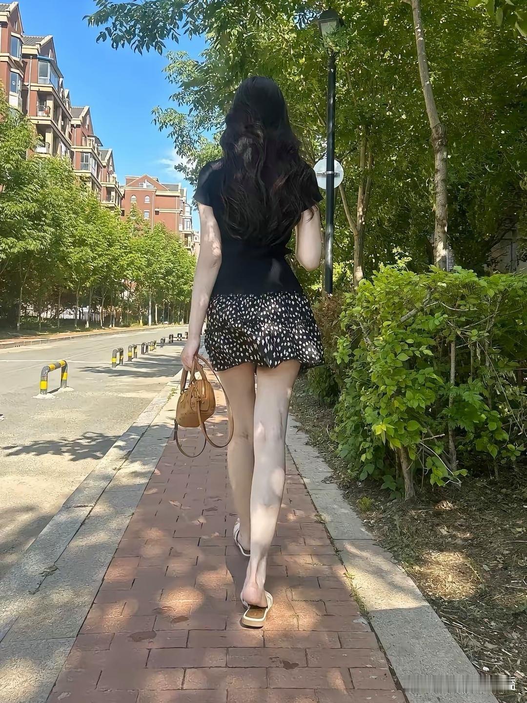 她是怎么做到，小腿肚上没有肌肉的？
