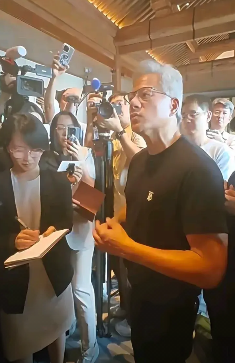 这次黄仁勋的两个反问，直接把华为黑子们问懵了！ 7月17日，在北京媒体会上