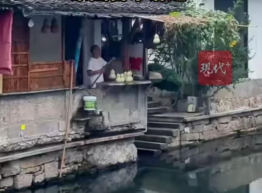 浙江绍兴“葫芦娃爷爷”重新挂出葫芦，景区确认：系老人本人悬挂，原因暂不清楚