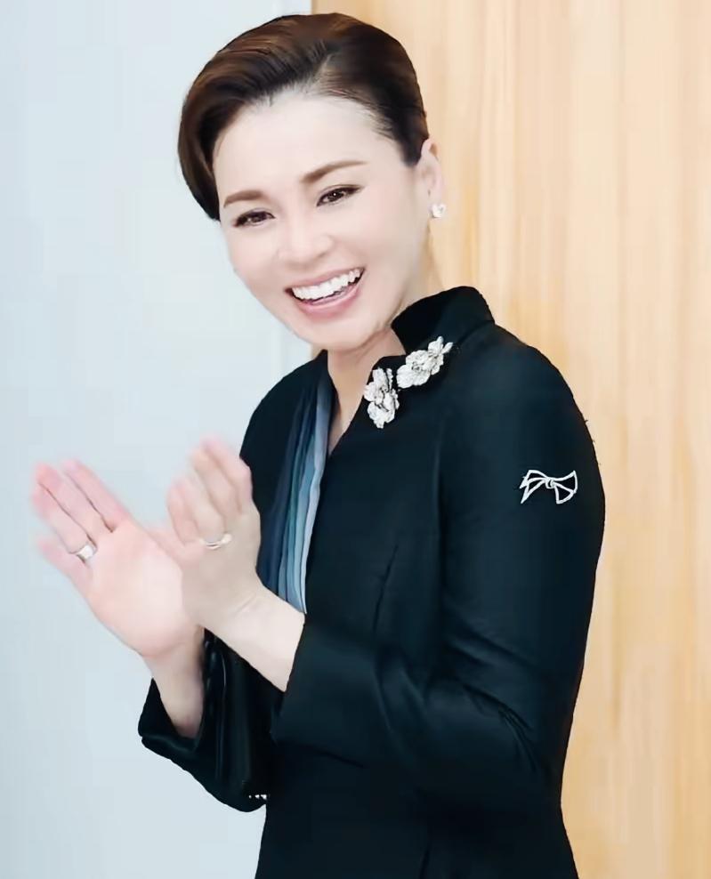 泰国国王的妻子和泰国总理的妻子都是高颜值啊！两人虽然年龄不一样，但却都非常漂亮