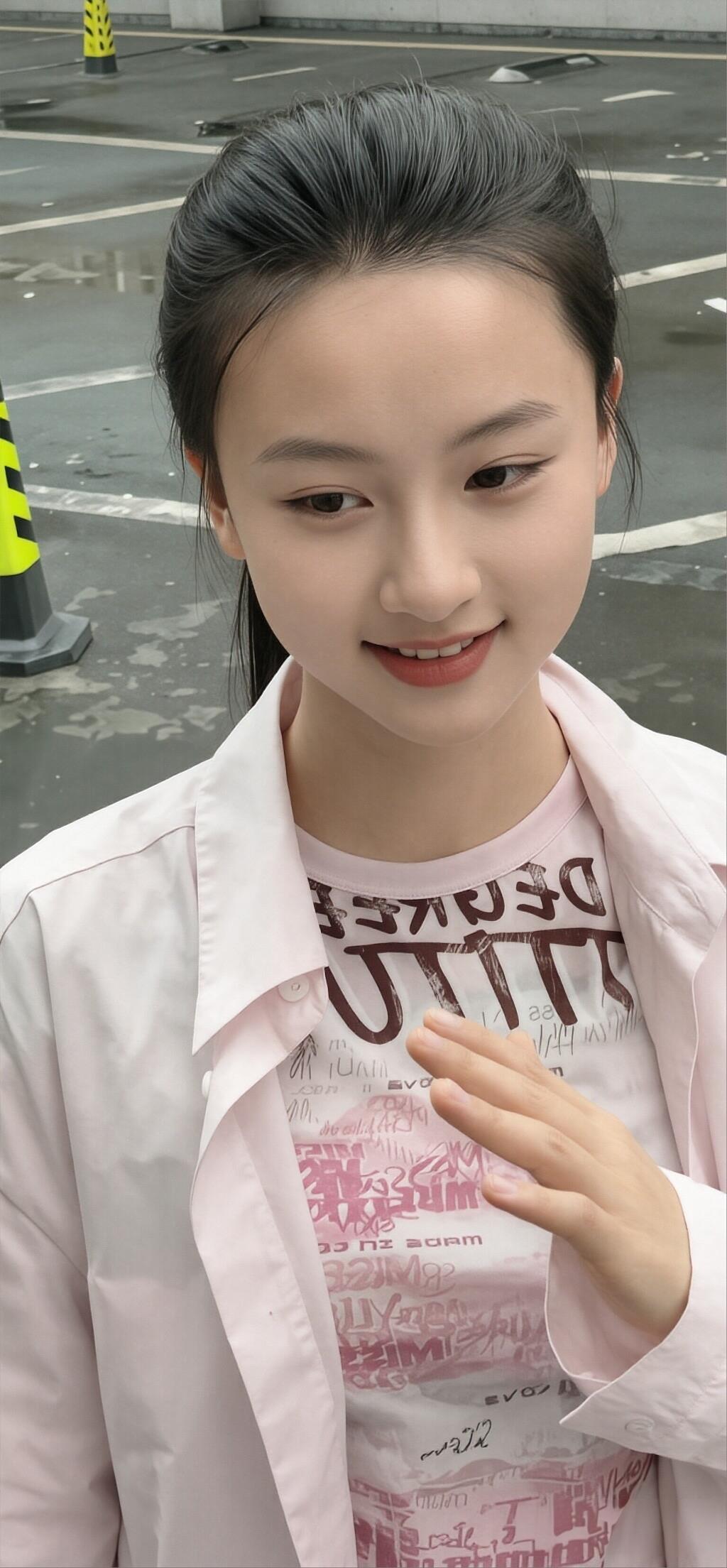 清丽如晨露，笑靥若春风。