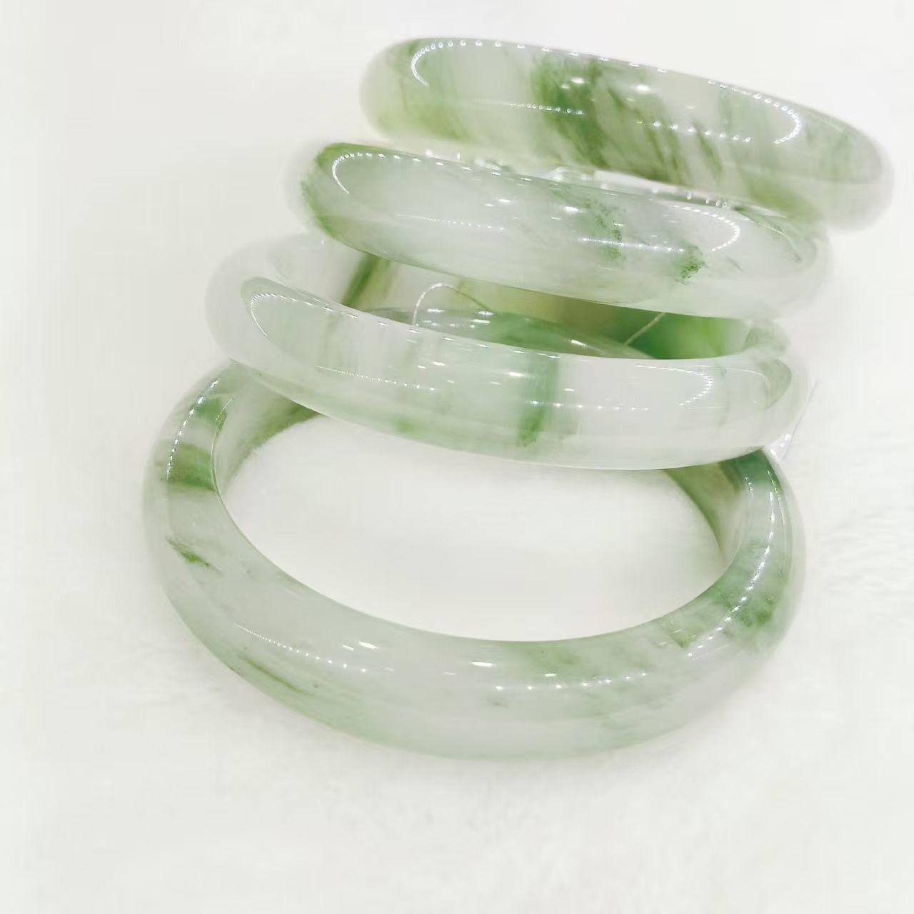 清新淡雅的玉镯，温润如玉，尽显东方古典韵味。