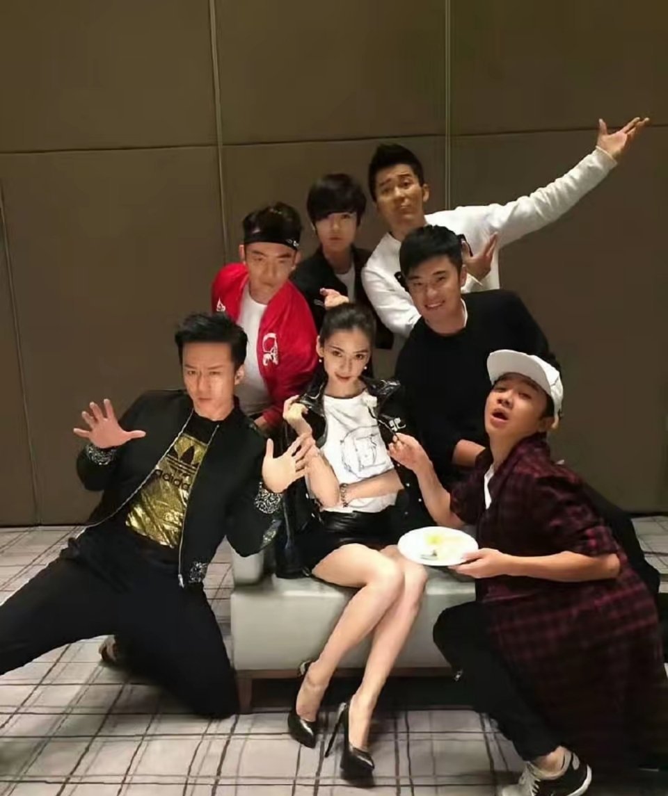 初代跑男线下聚餐，就差邓超了！看着李晨分享最近和郑凯、陈赫，还有Angelaba