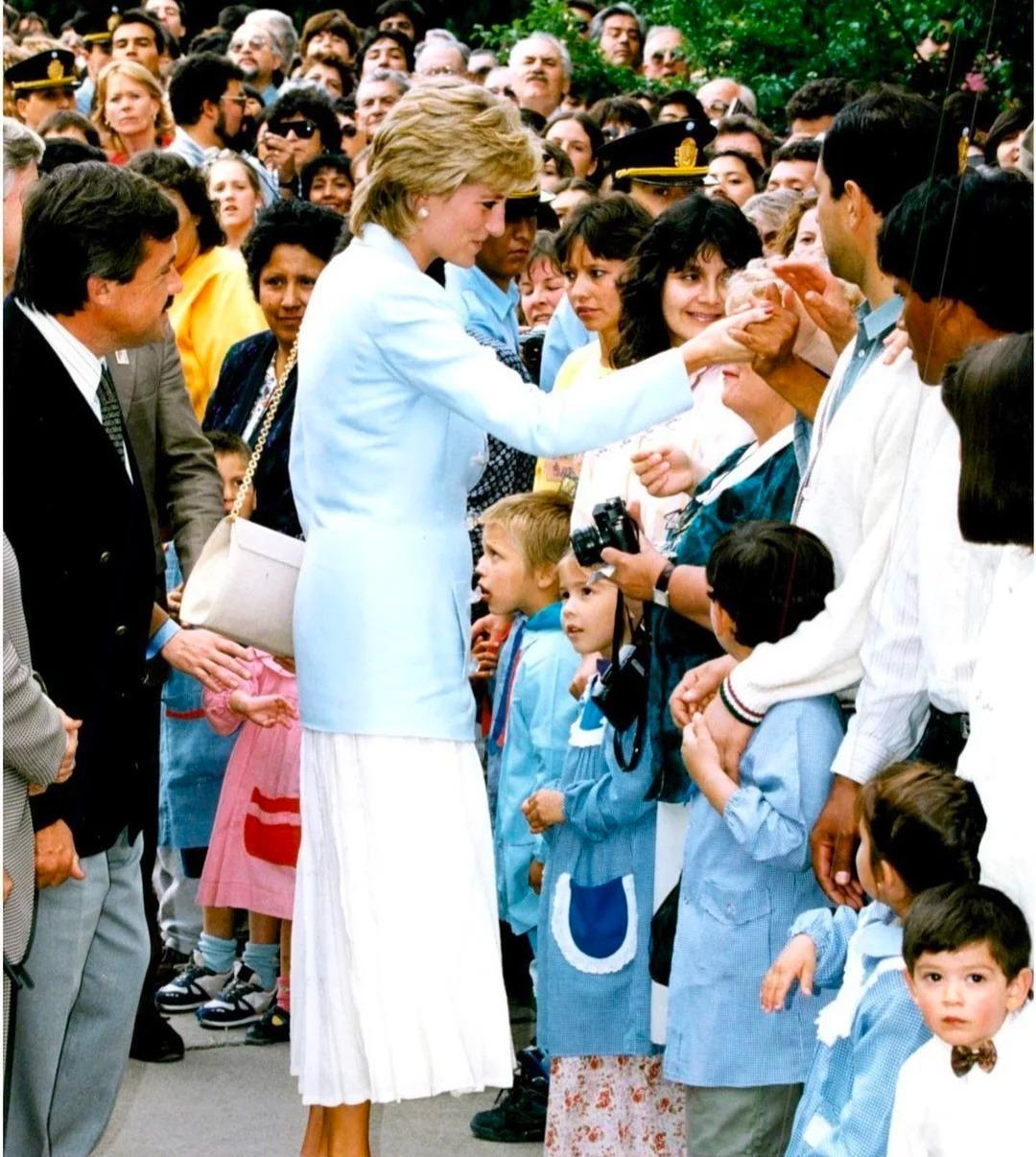 戴安娜王妃增加了帝国的国际影响力，但是王室并不认可她的价值，而是让卡米拉王后成为