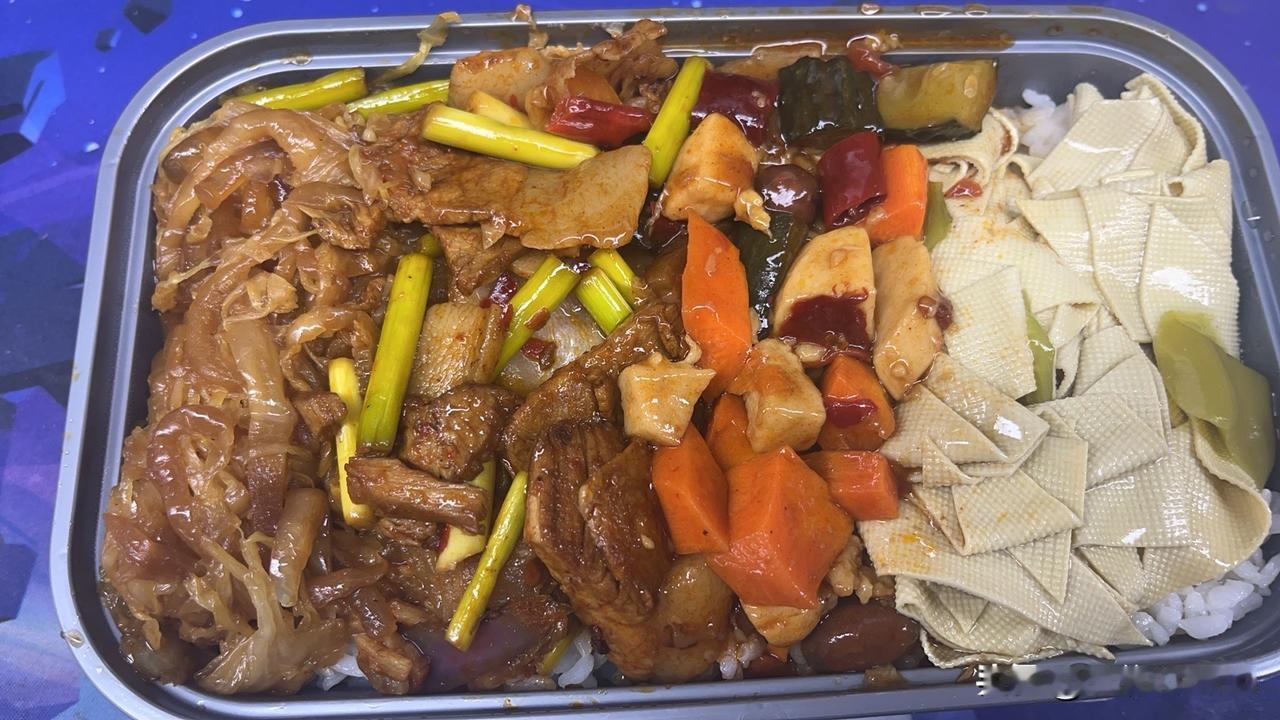 中午要加班，不能出去了，所以点了一份外卖。昨天到店吃的东北盒饭很好吃，所以今