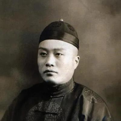 1886年，翁同龢在街上看到一个小孩在卖对联，他好奇去看看，小孩的对联写的真不错